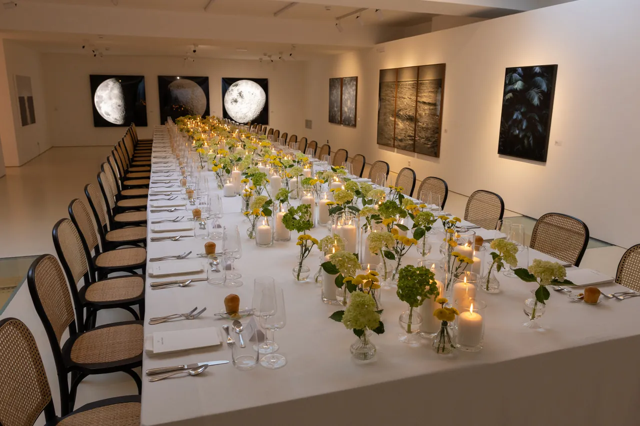 Candlelit dinner table with flowers at Estrela 74