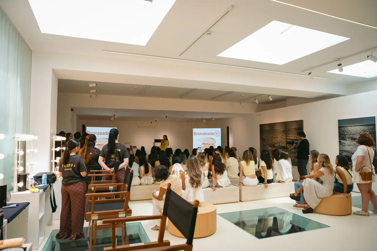 Audience at a product launch in the gallery at Estrela 74