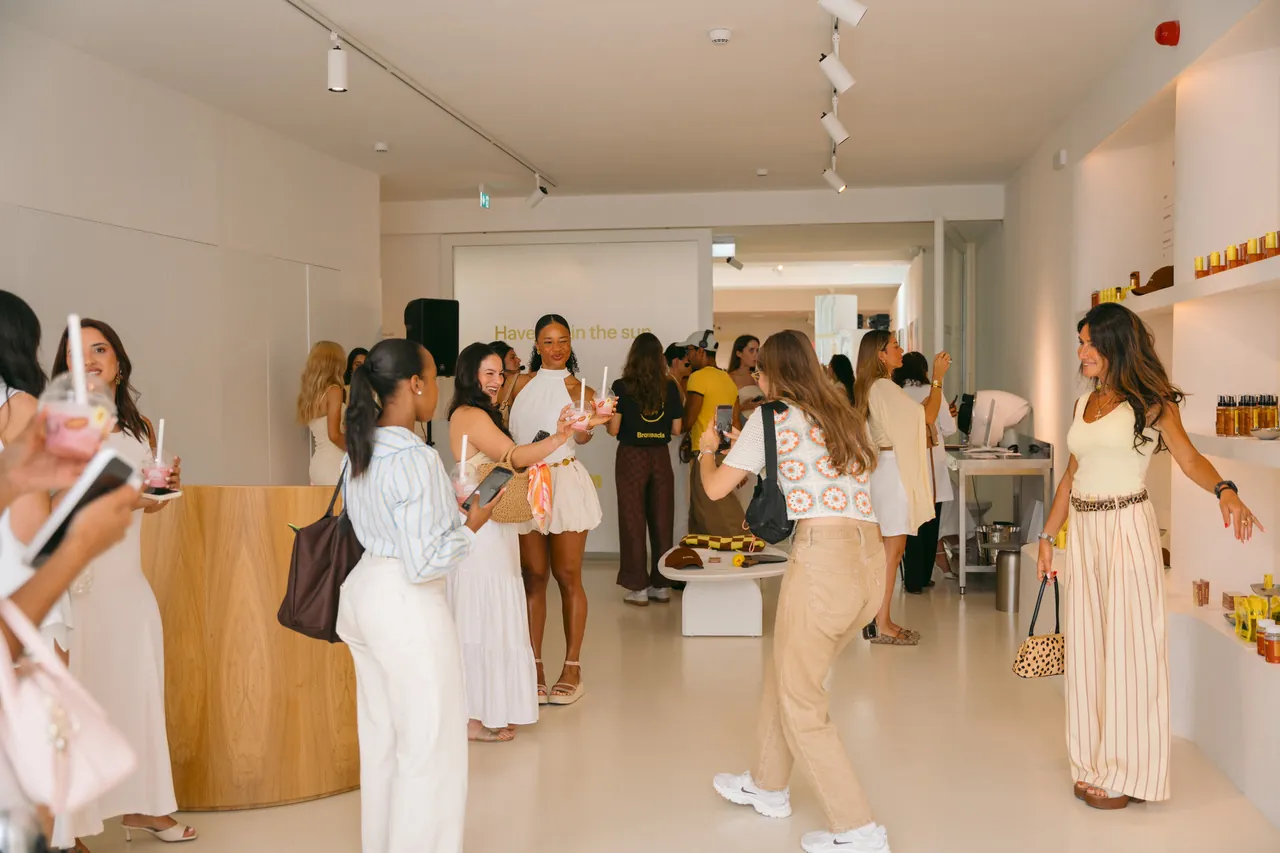 Visitors at a pop-up shop in The Shop at Estrela 74